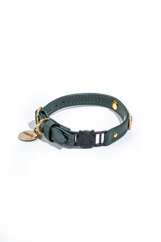 Collar de gato verde pino